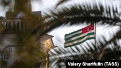 ფოტო არქივიდან. "აფხაზეთის რესპუბლიკის" დროშა