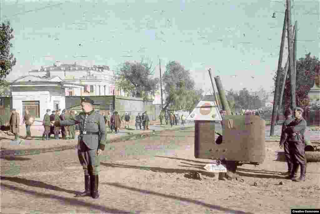 След две години на неутрални отношения между нацистка Германия и СССР, протекли в условията на контролирана от СССР информация, евреите от Киев не разбират колко е голяма опасността, в която се намират.