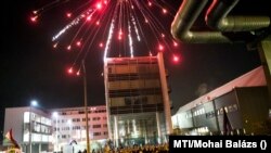 Tüntetők az MTVA-székháznál 2018. december 16-án