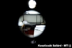 Luca a gyerekeit négy év alatt egyszer sem vitte el az édesapjukhoz látogatásra, mert oda-vissza az út 400 km, ráadásul a börtön sem egy vidám hely, szerinte olyan, mint egy középkori tömlöc. Így próbálják védeni a gyerekeiket, de nincs ezzel egyedül. 