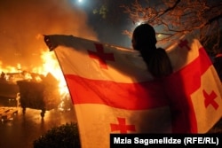 Участник акции протеста в Тбилиси, 1 декабря 2024 года