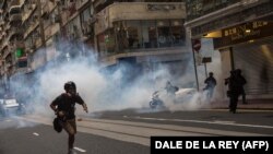 Poliția dispersează cu brutalitate protestul organizat pentru a marca ziua retrocedării fostei colonii britanice, Hong Kong, 1 iulie 2020.