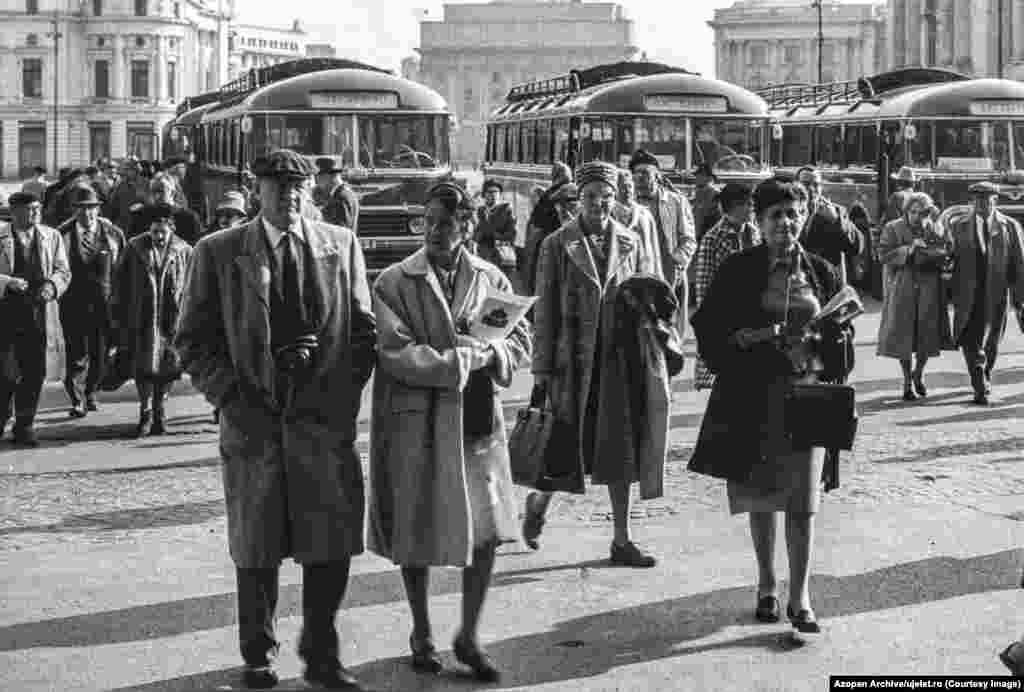 Ova fotografija američkih turista u Bukureštu 1961. godine pratila je sjajan prilog o stranom turizmu koji je obećavao &quot;pažnju, ljubaznost i komfor&quot; za strane putnike. U stvari, do 1980-ih, svakodnevni Rumuni su uglavnom izbjegavali turiste jer je svaka interakcija sa strancima zahtijevala podnošenje prijave policiji.