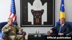 Timoti Or u Prištini sa premijerom Kosova 2018. godine, arhivska fotografija