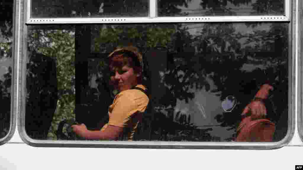 "A legnagyobb probléma a biztonságunk - főként az orosz drónok miatt, amelyek a civileket és a menekülők buszait is támadják" - mondta Olekszij Prima, a lakosok kimenekítését koordináló Proliska humanitárius szervezet regionális vezetője