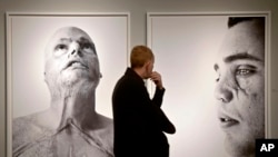 Снимки на британски ветерани от войната, направени от Брайън Адамс. Изложба на Адамс в Германия, 2013 г.