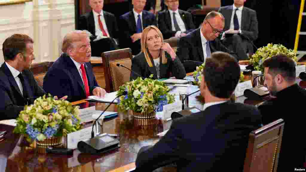 „Ez az ukránok és az európaiak közötti egység egyértelmű jele volt. És ők – mindannyian együtt – megpróbálták Trumpot visszafordítani az Oroszország felé irányuló közeledéstől” – mondta Oxana Shevel, a Tufts Egyetem politikatudományi professzora és Ukrajna-szakértő a Szabad Európának