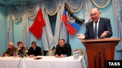 Голова «компартії» угруповання «ДНР» Борис Литвинов (праворуч), під час засідання у Донецьку, 8 жовтня 2014 року