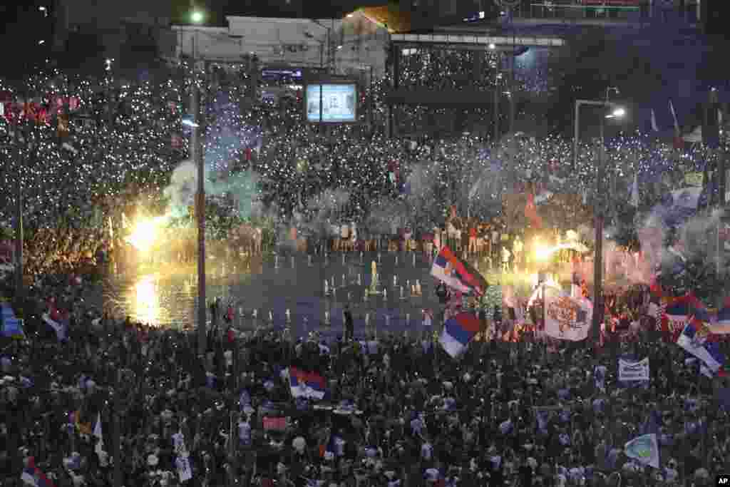 Vučić szerint a tüntetők megpróbálták megdönteni az kormányt. „Ők (a tüntetők) meg akarták dönteni Szerbiát, és nem sikerült nekik” - írta Instagram-oldalán a szerb elnök. A diákok közleményben vádolták a kormányt a feszültség fokozásával