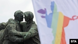 Кадър от София Прайд 2021, който се провежда ежегодно при противоречивия паметник.