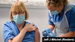 Имунизация с ваксината срещу COVID-19 на Pfizer и BioNTech във Великобритания, където тя вече е одобрена за употреба