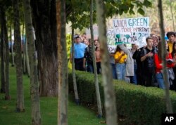 Activiști pentru climă și susținătorii lor mărșăluiesc în timpul unui protest împotriva schimbărilor climatice în București, România, 20 septembrie 2019.