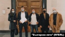 Част от учредителите на партия "Българско лято" в Софийския градски съд.