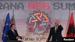 Тирана- Еврокомесарот за проширување Оливер Вархеји и премиерот на Албанија Еди Рама на заедничката прес конференција,10.06.2021