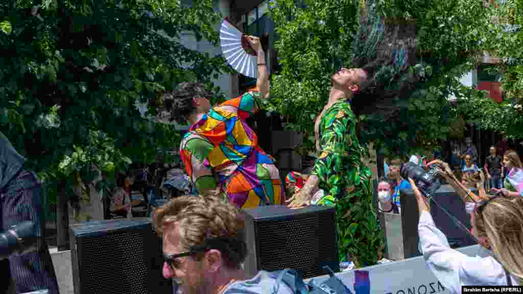 Pjesëmarrësit thanë se parada për ta përfaqëson liri, barazi dhe festë, por edhe protestë për të drejta të barabarta.