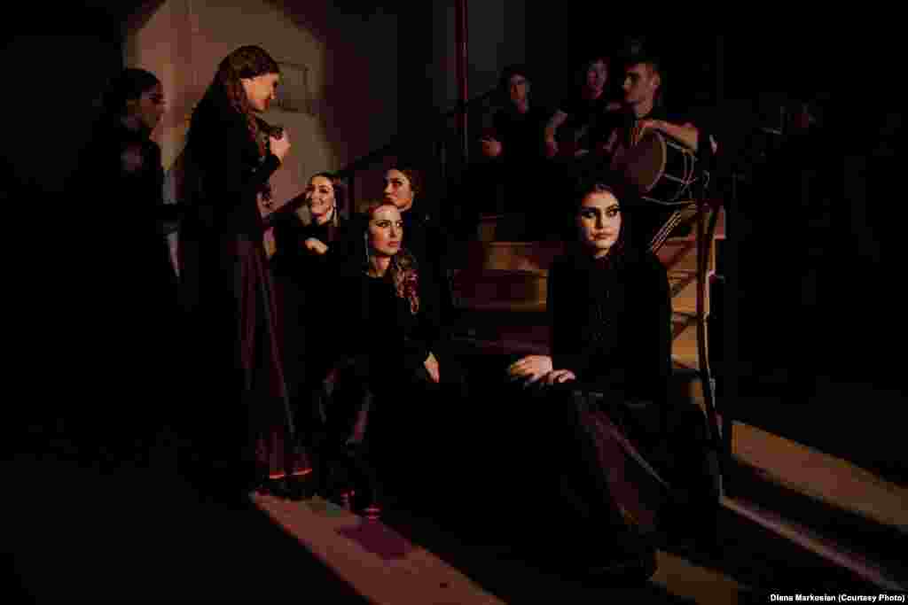 Čečenski plesači iza pozornice u koncertnoj dvorani u Groznom. Bombaš samoubojica aktivirao je bombu u koncertnoj sali 2009. tom prilikom je ubijeno šest osoba a više njih je ranjeno. 