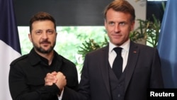 Президент Украины Владимир Зеленский (слева) и президент Франции Эмманюэль Макрон, архивное фото 