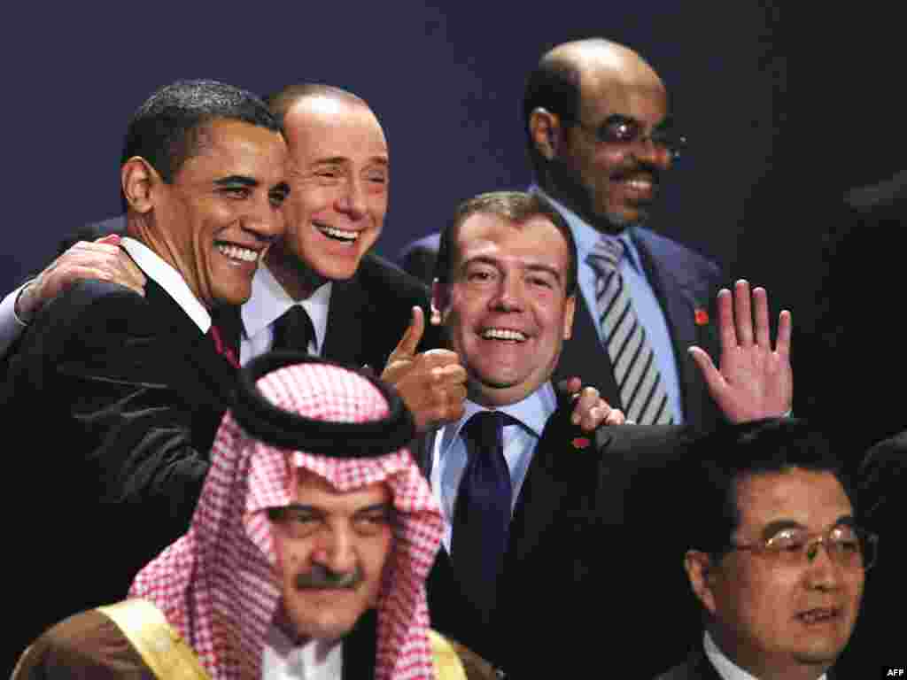 Берлускони меѓу учесниците на самитот Г-20 се фотографира во Лондон, 02 април 2009 година