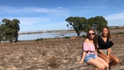 "Izgalmas volt" - Spanyolországban oltották be a magyar lányt