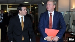 Eврокомесарот за проширување Штефан Фуле се сретна со министерот за надворешни работи Никола Попоски во Скопје на 17 септември 2012.