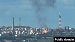 Fotografia prezintă incendiul de la o rafinărie de petrol din apropierea orașului rusesc Ufa, la aproximativ 1.400 de kilometri de linia frontului.
