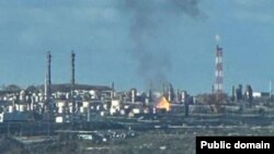 Incendiul provocat de drone ucrainene la o rafinărie de petrol din apropierea orașului rusesc Ufa, la aproximativ 1.400 de kilometri de linia frontului.