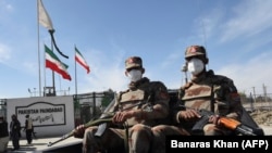 پاکستاني سرتيري ماسک پر مخ، د ايران سره پر پوله د ګزمې په حال کې