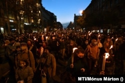 Tüntetők vonulnak Budapesten 2020. október 23-án a Színház- és Filmművészeti Egyetem átalakítása ellen tartott felvonuláson.