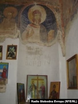 Freske koje su oštetili vandali u crkvi Svetog Pavla iz 14. veka koja se nalazi na takozvanom Zmijskom ostrvu u Prespanskom jezeru