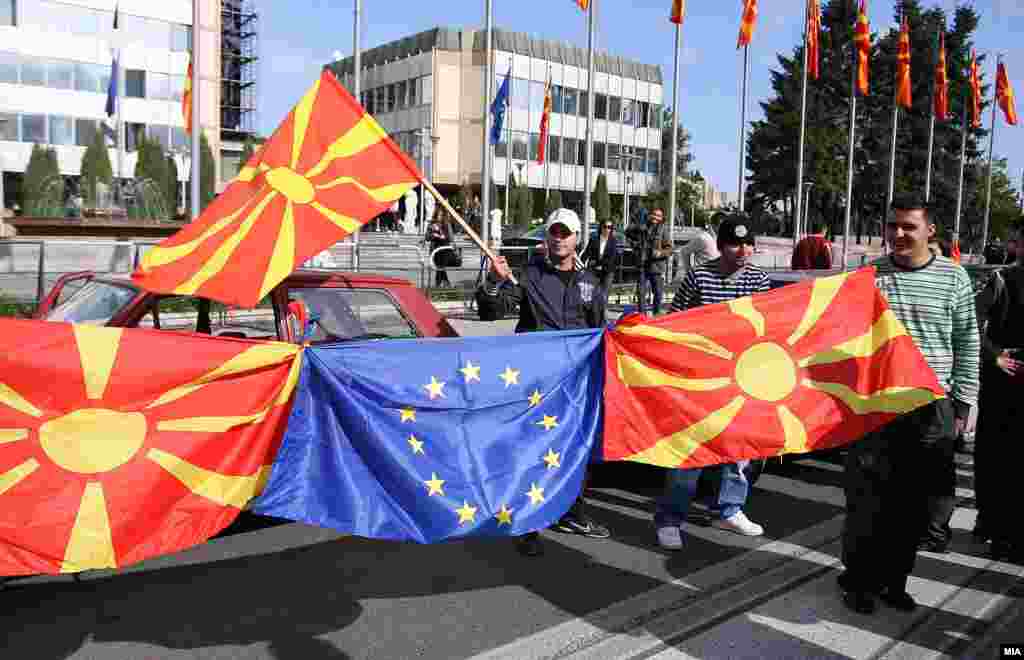 Makedonija - Otvoren put ka Evropskoj uniji - Makedonija je dobila poziv od strane EU da počne pregovore o pristupu ovom savezu. Građani proslavljaju dobru vijest. 14.10.2009