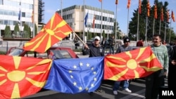 Граѓаните ја прославуваат препораката на ЕК за преговори со Македонија за членство во ЕУ.