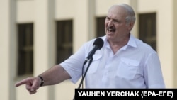 Александър Лукашенко говори пред работници в Минск седмица след изборите за президент, оспорвани от опозицията