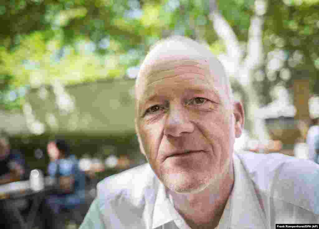 Karsten Thielker u nemačkom gradu Frankfurtu 10. jula 2016. godine ​ &quot;Toliko jedinstvenih fotografija se više se neće pojavljivati u TAZ-u, Frankfurter Allegemeine Zeitungu, Zeitu i drugim medijima. Ostaće velika praznina&quot;, napisao je berlinski fotoreporter Stefan Boness u Frankfurter Allegemeine Zeitungu o smrti svog prijatelja. &quot;Još je bolniji gubitak uvijek pozitivnog, duboko simpatičnog i kolege i prijatelja koji je uvek bio podrška.&quot; 