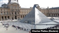 Muzeu i Luvrit, Paris.