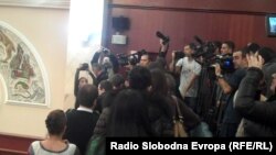 новинари го исвиркаа претседателот на парламентот Трајко Вељаноски во знак на протест за насилното исфрлање на новинарите од Собранието на 24 декември 2012.