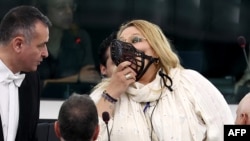 Europarlamentara Diana Șoșoacă (C) poartă o botniță în Parlamentul European, în timpul discursului Ursulei von der Leyen. 