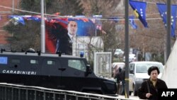 Mitrovica, most preko Ibra koji deli grad na većinski srpski i albanski deo, 29. novembar 2012.