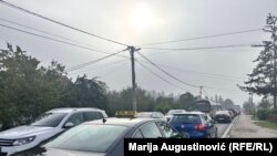 Zbog protesta autoprevoznika, formiraju se kolone automobila, cesta kod Travnika, 2. septembar 2025.