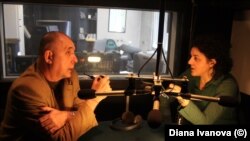 Георги Коритаров и Диана Иванова в студиото на Радио Свободна Европа на бул. "Витоша" 18. Към тази дата медията вече не съществува, но студиото е все още запазено.