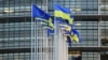 Zastave EU i Ukrajine ispred zgrade Evropskog parlamenta u Strazburu, 7. mart 2022. 