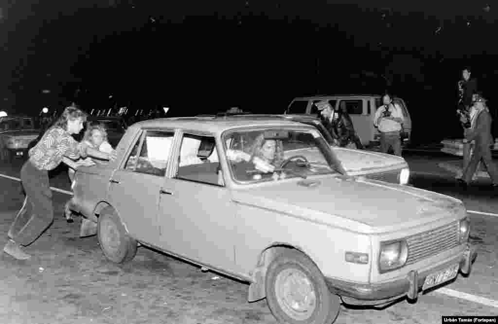 Egy Wartburggal haladnak át a hegyeshalmi határátkelőn. A határokat hivatalosan 1989. szeptember 10-én 24 órakor nyitották meg