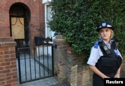Полицейская стоит возле частного дома премьера Великобритании Кира Стармера после того, как он был поврежден в результате поджога в Лондоне. Великобритания, 13 мая 2025 года