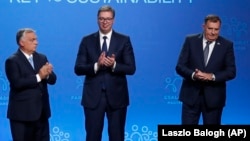 Kryeministri i Hungarisë, Viktor Orban, presidenti i Serbisë, Aleksandar Vuçiq, dhe presidenti i entitetit serb të Bosnje e Hercegovinës, Milorad Dodik, qëndrojnë në skenë gjatë Samitit të 4-të Demografik në Budapest, Hungari, më 23 shtator 2021.