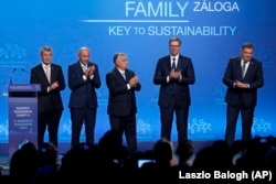 Andrej Babiš cseh, Janez Janša szlovén és Orbán Viktor magyar miniszterelnök mellett Alekszander Vucsics szerb elnök és Milorad Dodik, a boszniai szerb entitás elnöke a Várkert Bazárban 2021. szeptember 23-án