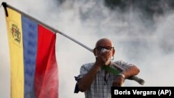 Ранените при сблъсъците снощи във Венецуела са над 70.