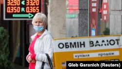 Иако владата во Киев ги повика луѓето да не паничат додека руските трупи се собираат на границите на Украина, националната валута падна на најниско ниво во последните четири години. (фотографија од датотека)