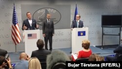 Kryeministri i Kosovës Avdullah Hoti, Adam Boehler, kryeshef ekzekutiv i Koorporatës Ndërkombëtare të Financave dhe Zhvillimit në SHBA dhe i dërguari i posaçëm i Shtëpisë së Bardhë për dialogun mes Kosovës dhe Serbisë, Richard Grenell. 