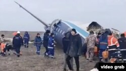 Spasilačke službe i vatrogasci na mjestu pada aviona, 25. decembar 2024.