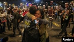 Близки на семействата на израелските заложници се поздравяват по улиците на Тел Авив след новината за примирие в Ивицата Газа.