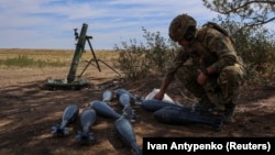 Украинский военнослужащий проверяет минометные снаряды во время военных учений в Херсонской области, 1 августа 2024 года